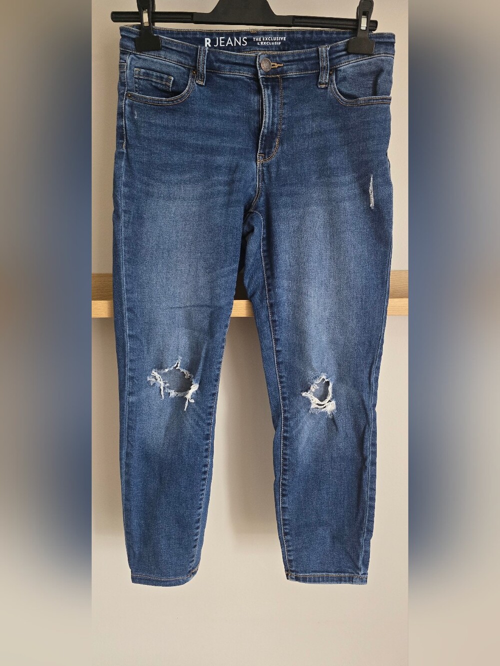 Reitmans Medium Blue Ripped Cropped Ankle Jeans